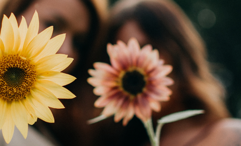 twee vrouwen met bloemen 