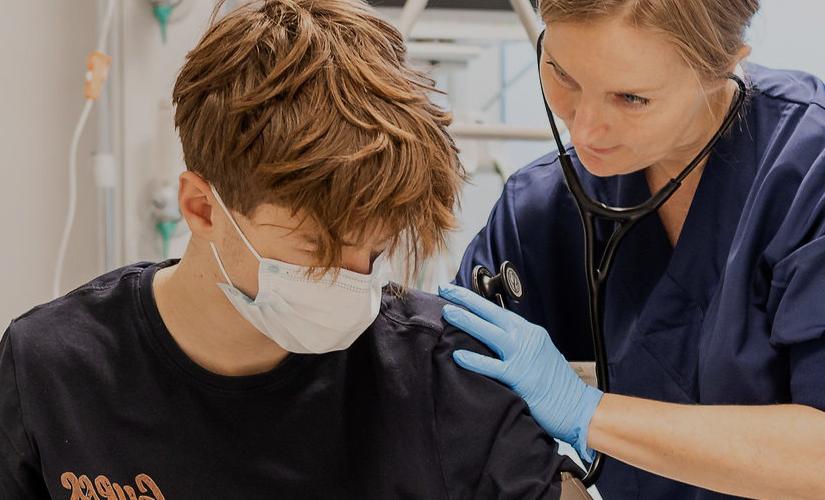 arts onderzoekt patient