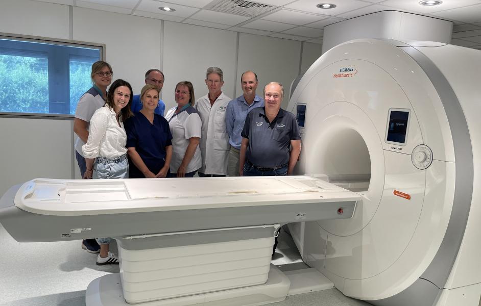 nieuwe MRI-scanner met een deel van het team