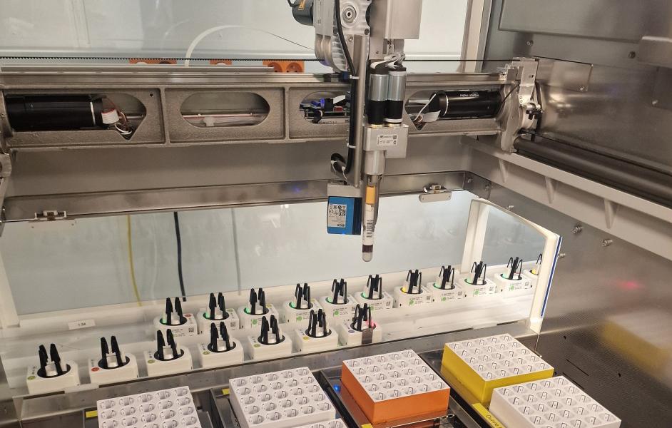 mechanische arm plaatst stalen op de teststraat