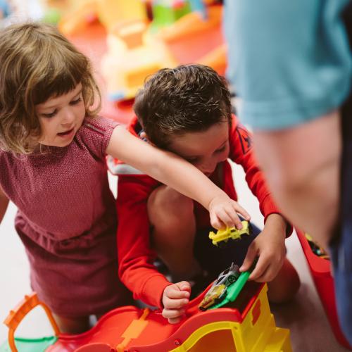 kinderen in speelkamer