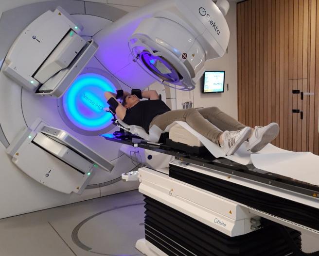 Team radiotherapie verifieert de nauwkeurigheid van de behandeling in realtime