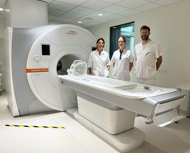 Enkele medewerkers van het team medische beeldvorming bij het vernieuwde MRI toestel