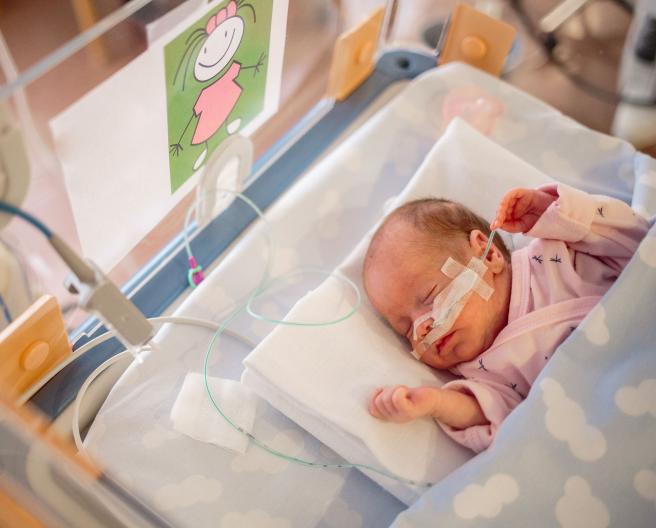 baby krijgt sondevoeding in ziekenhuis
